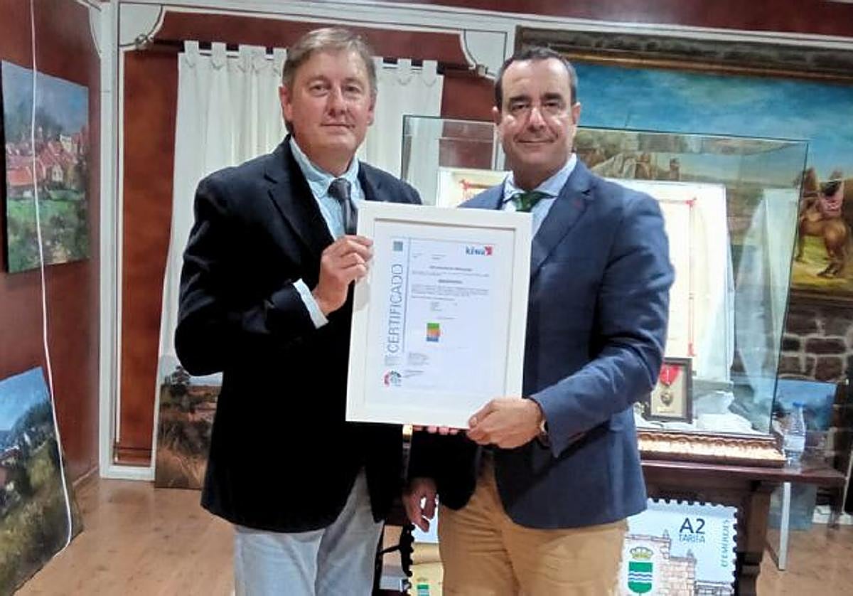 El alcalde de Brañosera, Jesús Mediavilla (izquierda), junto con el director de certificación de Kiwa España, David Verano.