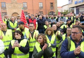 Concentración de agricultores y ganaderos, este viernes frente a los Juzgados de Benavente.