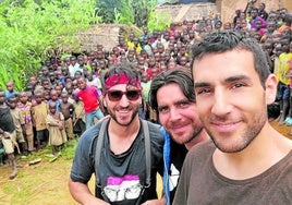 El periodista Jon Cuesta, con sus compañeros de rodaje en el documental.