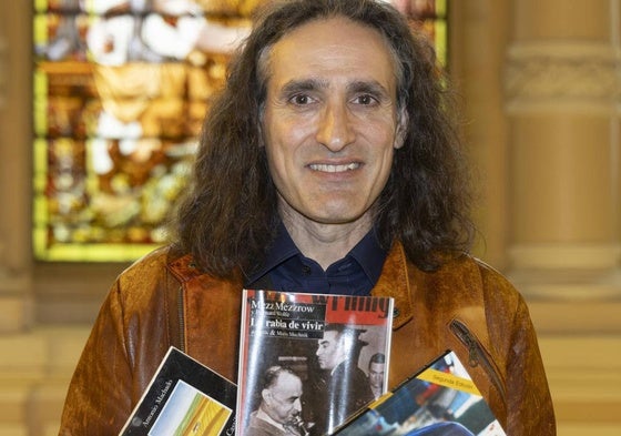 José Luis Gutiérrez, junto a sus tres libros recomendados.