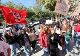 Protesta de estudiantes ante la nueva PAU, este viernes ante la Consejería de Educación.