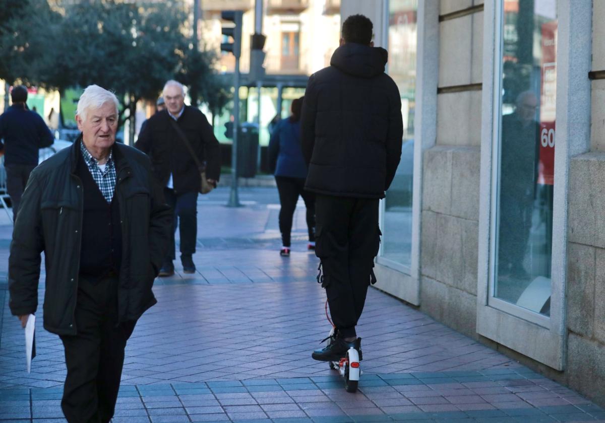 Un usuario de un patinete eléctrico circular por una acera en Valladolid, en una imagen de archivo.