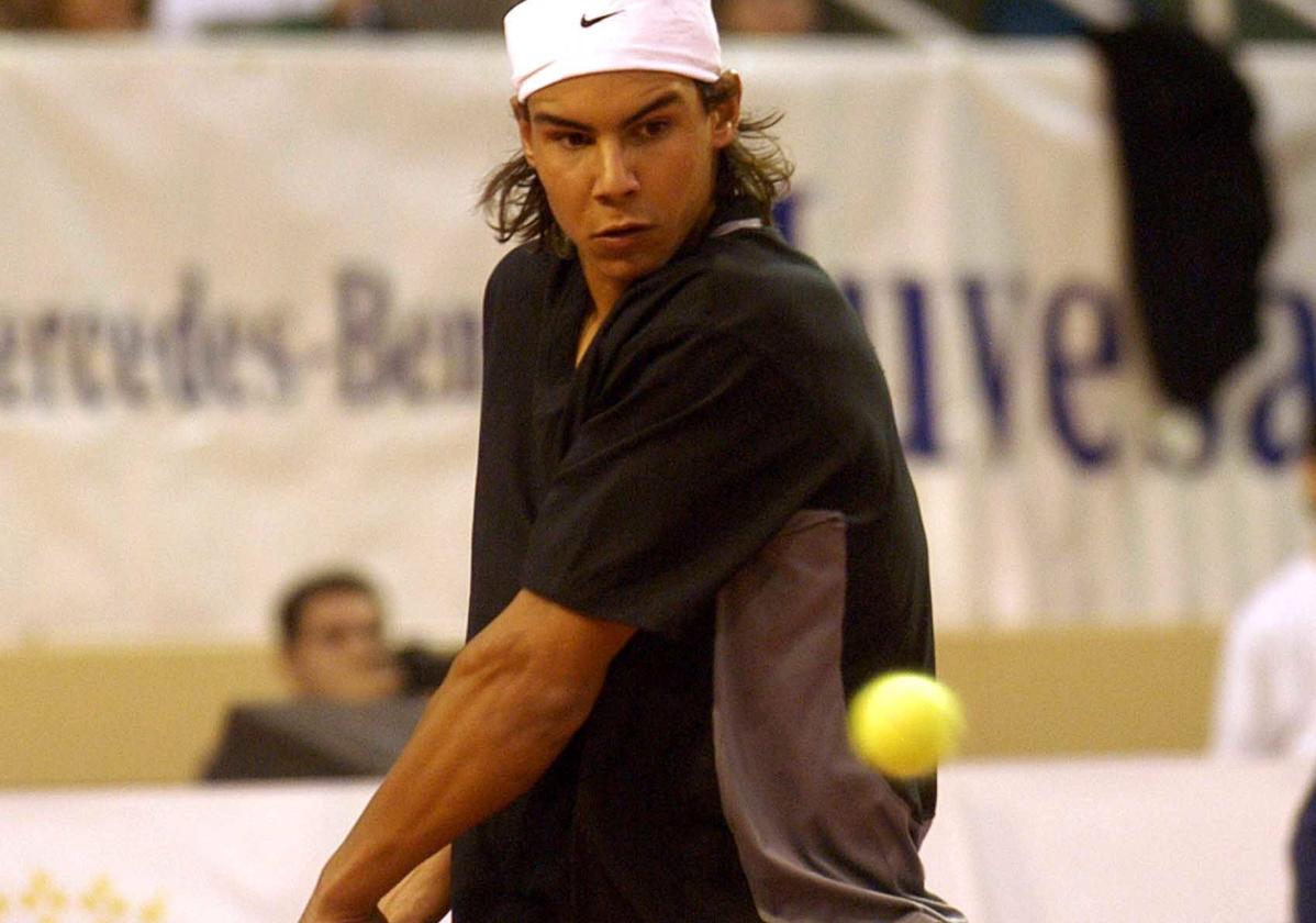 Rafa Nadal devuelve una bola en la pista instalada en el Polideportivo Pisuerga en diciembre de 2003.