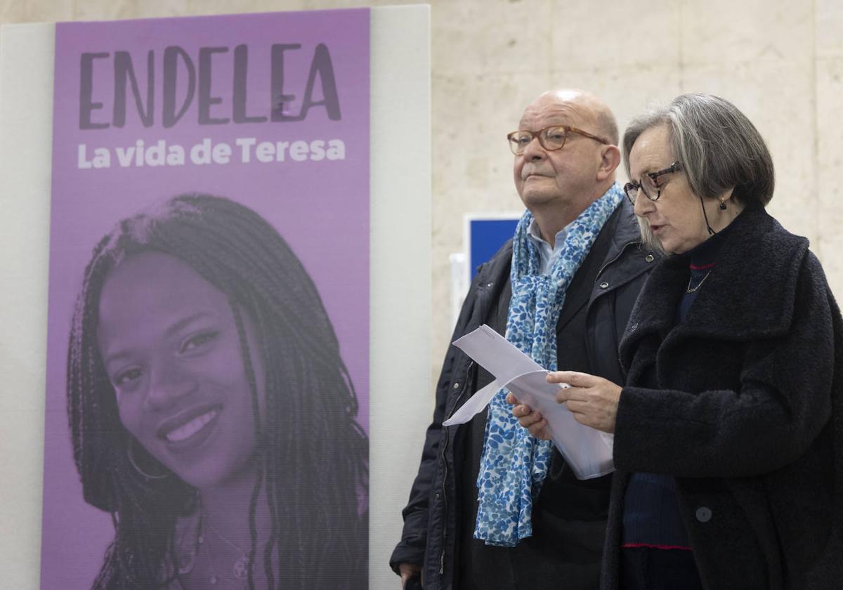 Los padres de Teresa Rodríguez, durante la presentación de la exposición 'La vida de Teresa'.