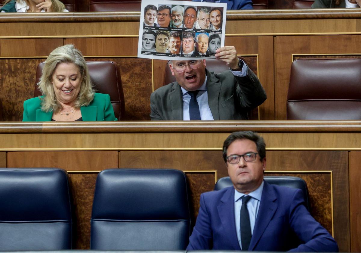 Miguel Tellado (PP), con su compañera Macarena Montesinos riéndose al lado, echa en cara al Gobierno la transposición de la directiva europea que su partido votó a favor.