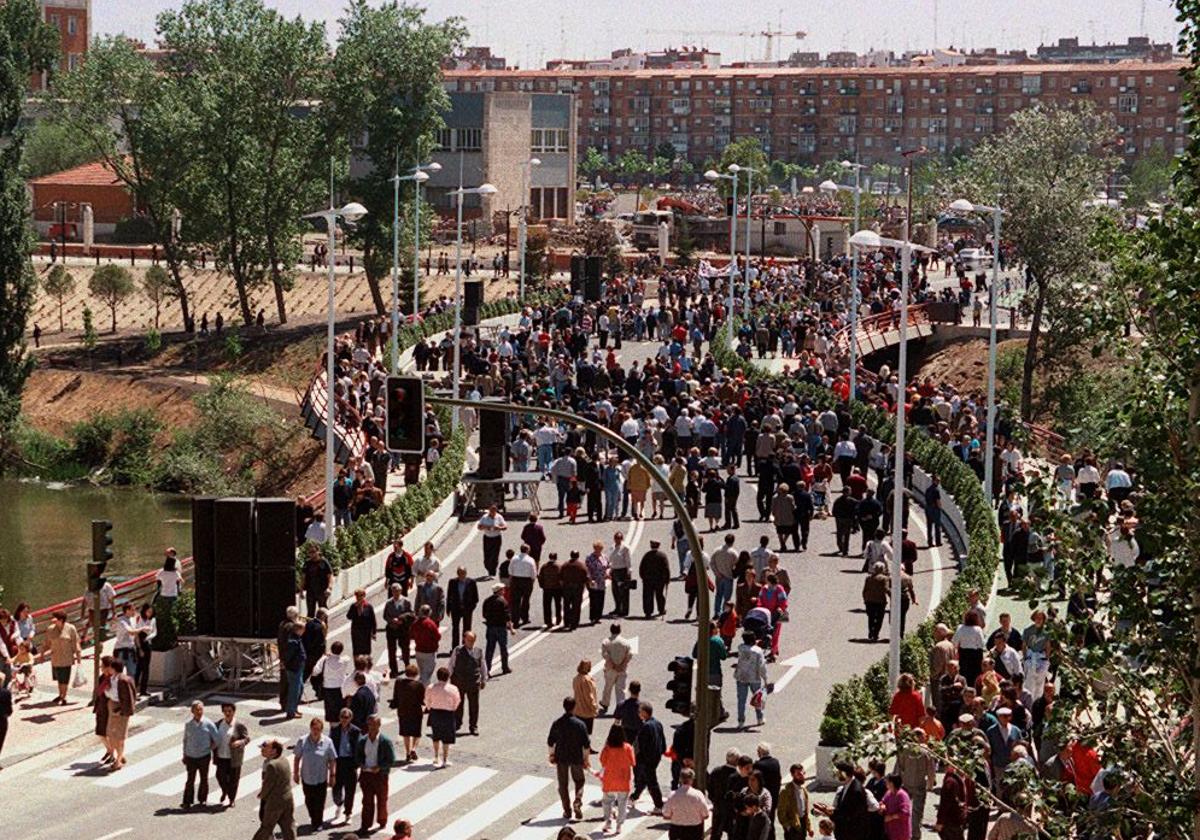 Cientos de personas, el 22 de mayo de 1999, en la inauguración del puente Condesa Eylo.