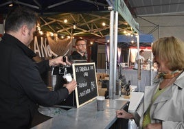 Uno de los puestos de cerveza de la feria en Cervera de Pisuerga.