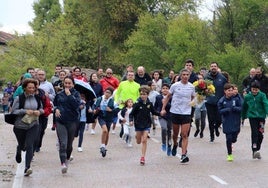 Llegada de la carrera del Henar, este sábado, al santuario de Cuéllar, bajo la lluvia.