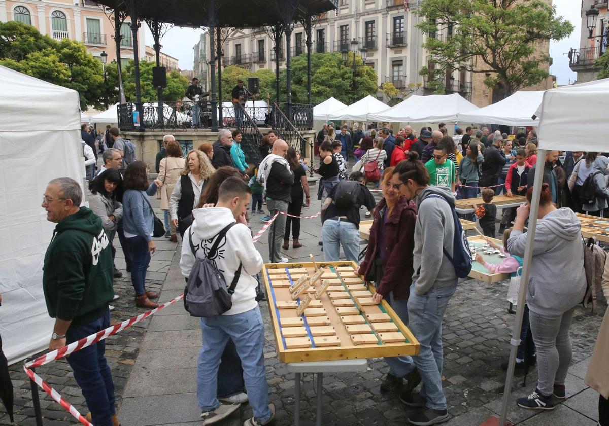 Afluencia de visitas a los puestos instalados en la Plaza Mayor dentro de la Feria del Comercio.