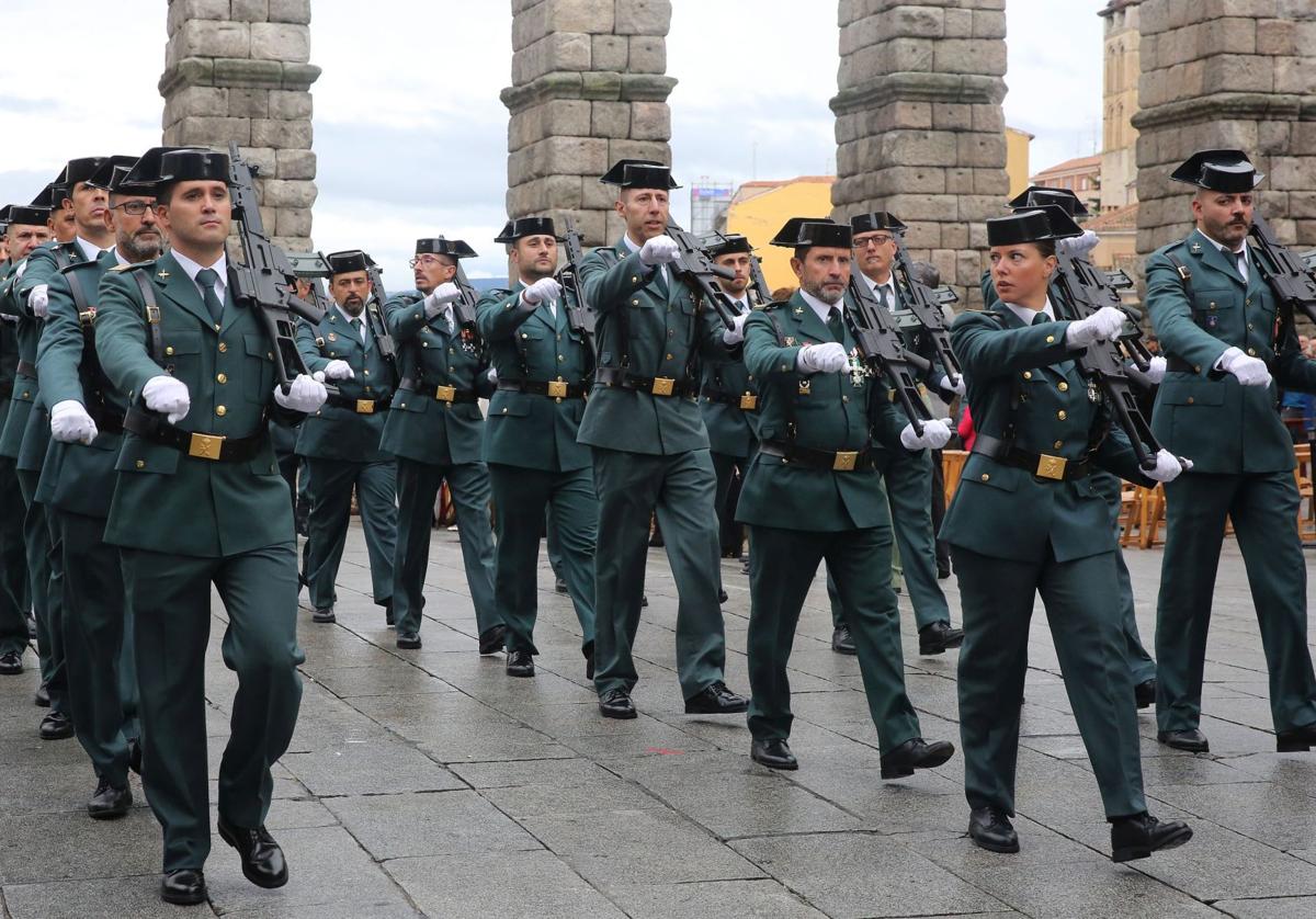 Desfile de la Guardia Civil de Segovia en el acto que ha tenido lugar este sábado en Segovia con motivo del día del Pilar.