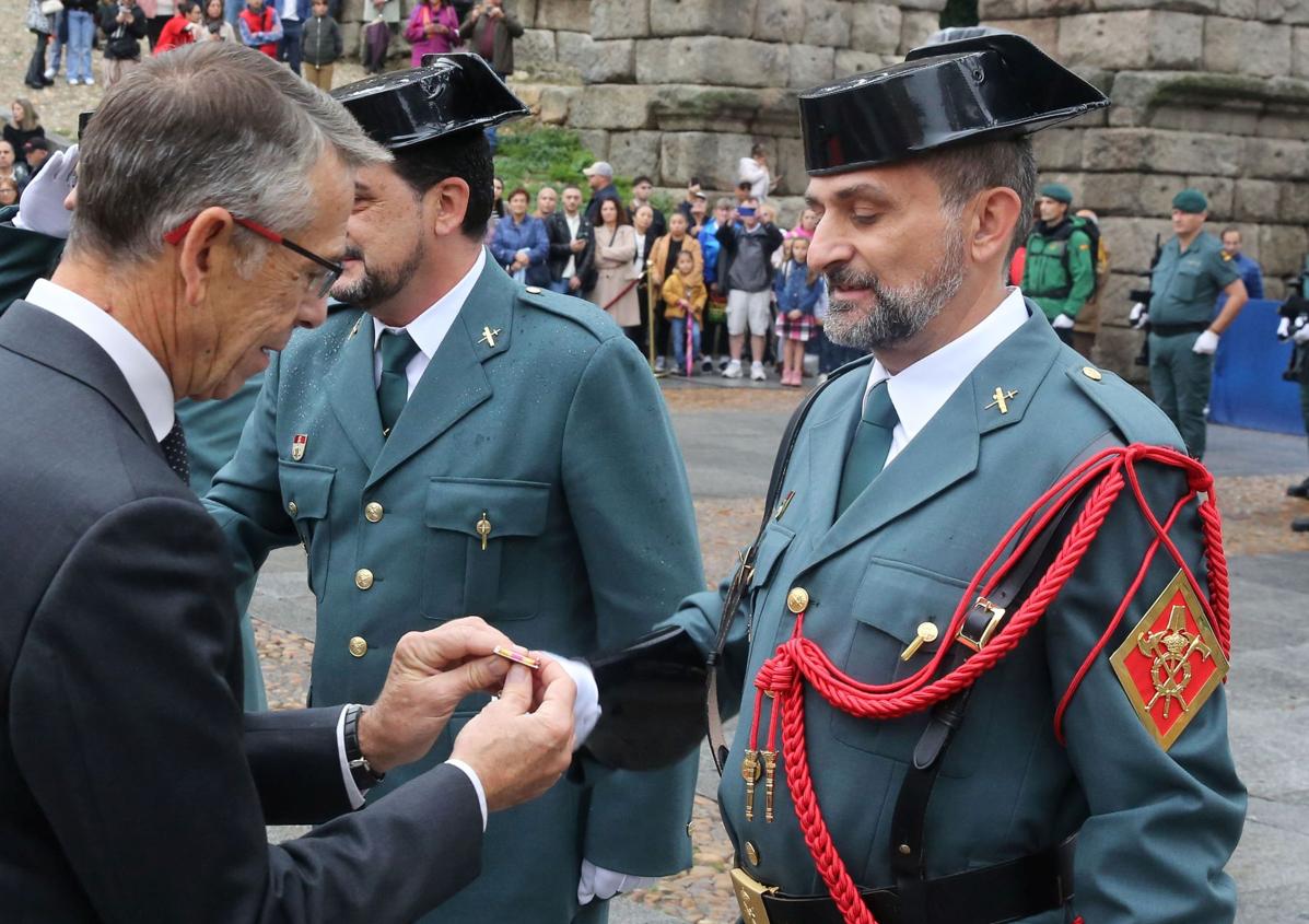 Imagen secundaria 1 - Arriba, el homenaje a los caídos; abajo a la izquierda, el presidente de la Audiencia de Segovia entrega una de las condecoraciones a uno de los guardias distinguidos, a la derecha, desfile de motoristas. 