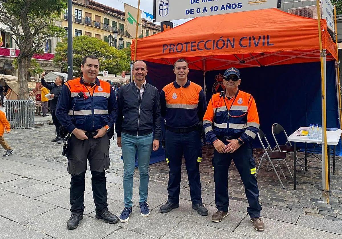 Miembros de la agrupación de Protección Civil uniformados, con el concejal de Seguridad.