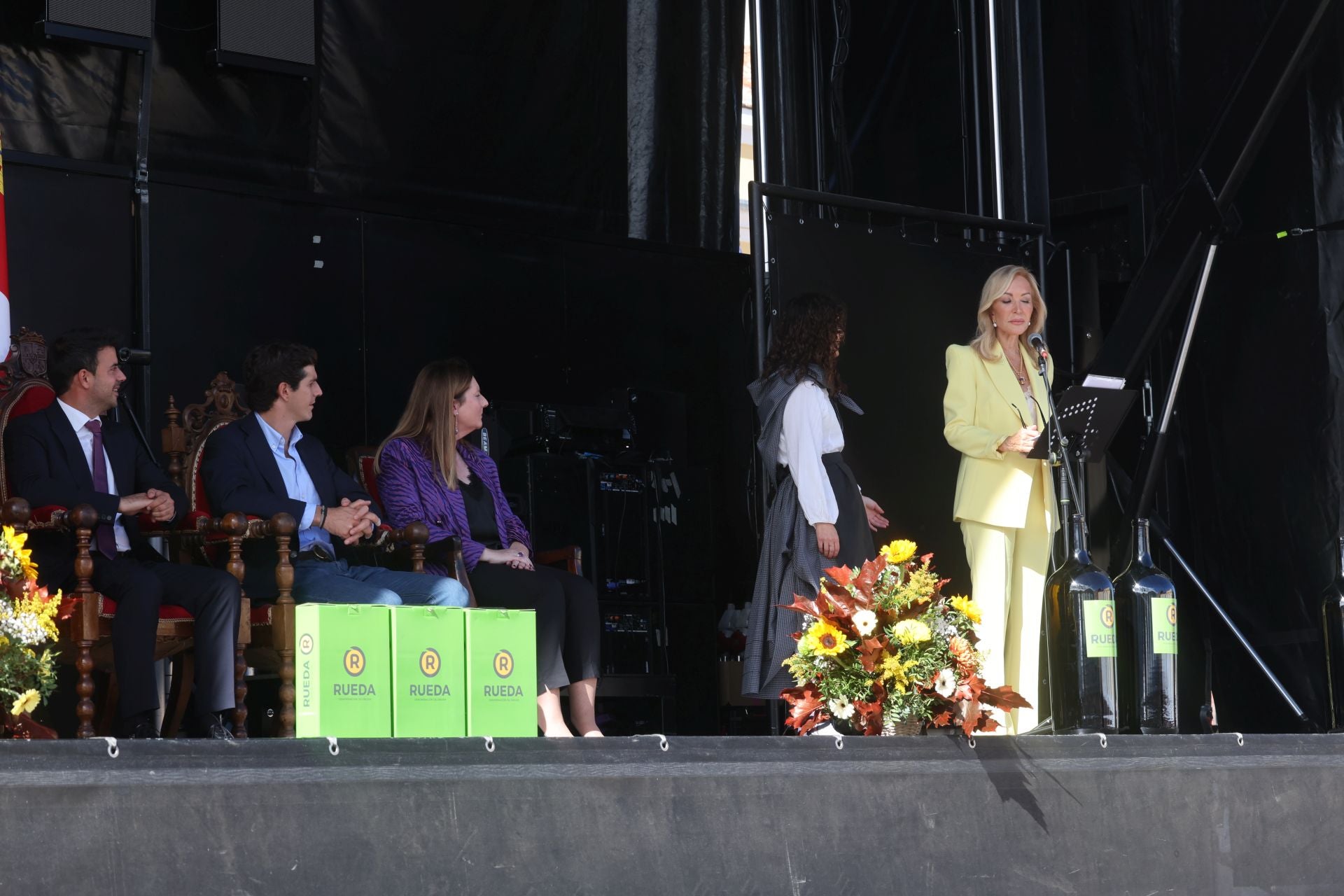 El pregón de Carmen Lomana en Rueda, en imágenes