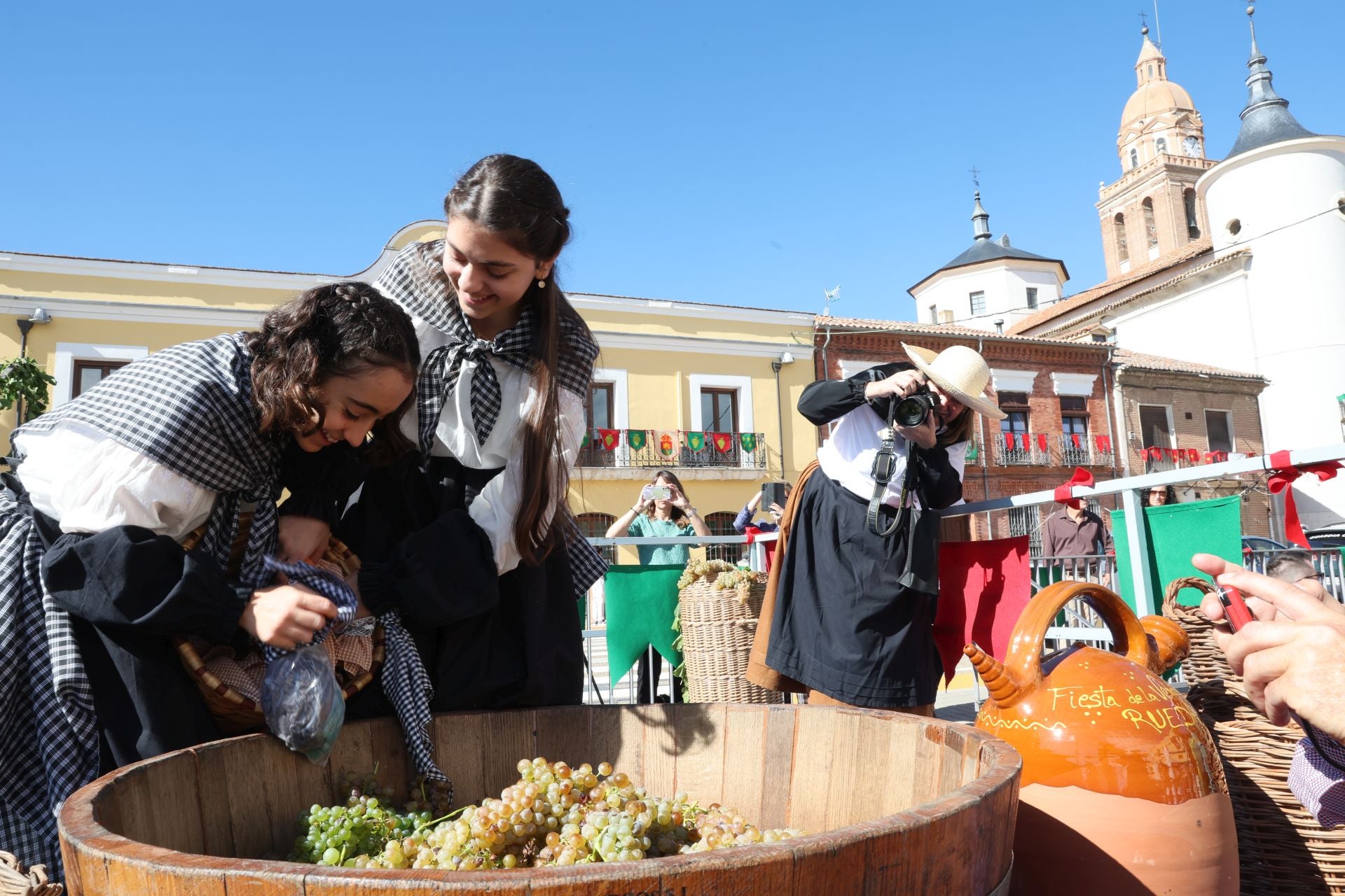 El pregón de Carmen Lomana en Rueda, en imágenes