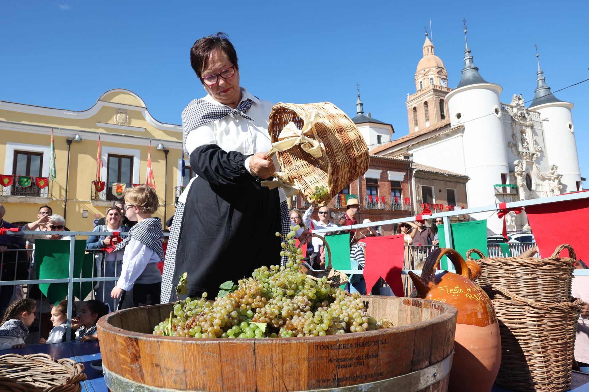 El pregón de Carmen Lomana en Rueda, en imágenes