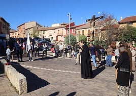 Durante la procesión tuvo lugar un emotivo responso por los difuntos.