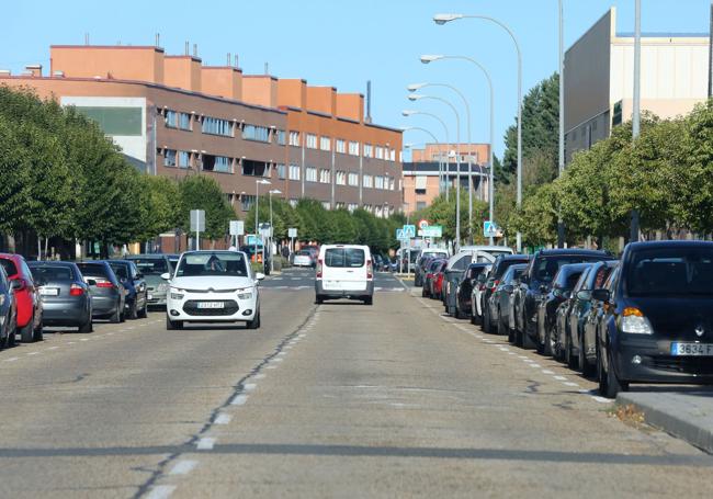 Calle Dámaso Alonso, en Nueva Segovia, este domingo, horas después del accidente mortal.