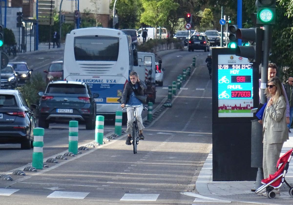 Un ciclista utiliza en carril exclusivo de Isabel la Católica, a mediados del pasado mes de agosto.