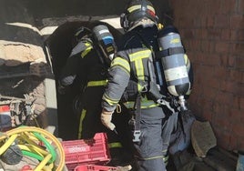 Los Bomberos de la Diputación acceden este domingo por la mañana a la bodega.