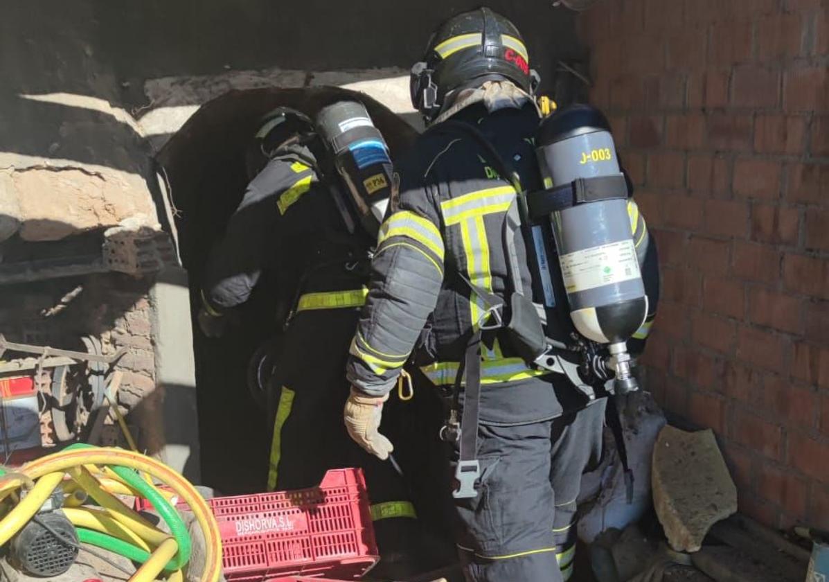 Los Bomberos de la Diputación acceden este domingo por la mañana a la bodega.