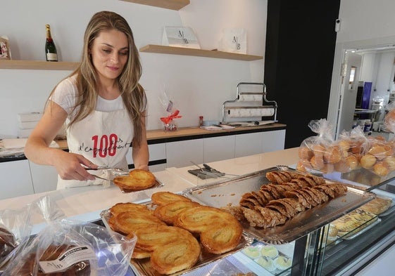 Andreea Bobocel sirve una palmera en su pastelería de Astudillo.