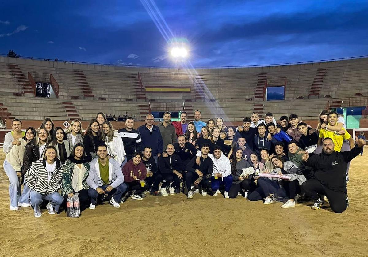 Foto de familia de los peñistas participantes en el Grand Prix.