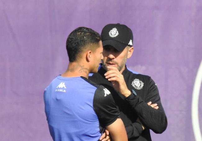 Pezzolano charla con Marcos André durante el entrenamiento.