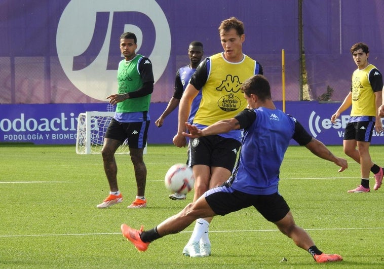 Lucas Rosa trata de impedir el pase de Juanmi Latasa durante la sesión de entrenamiento del Real Valladolid de este lunes.