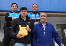 Javi y Seve, los agentes de la Policía Local, con Marcos, el menor que salvó la vida a José Luis y José Luis.