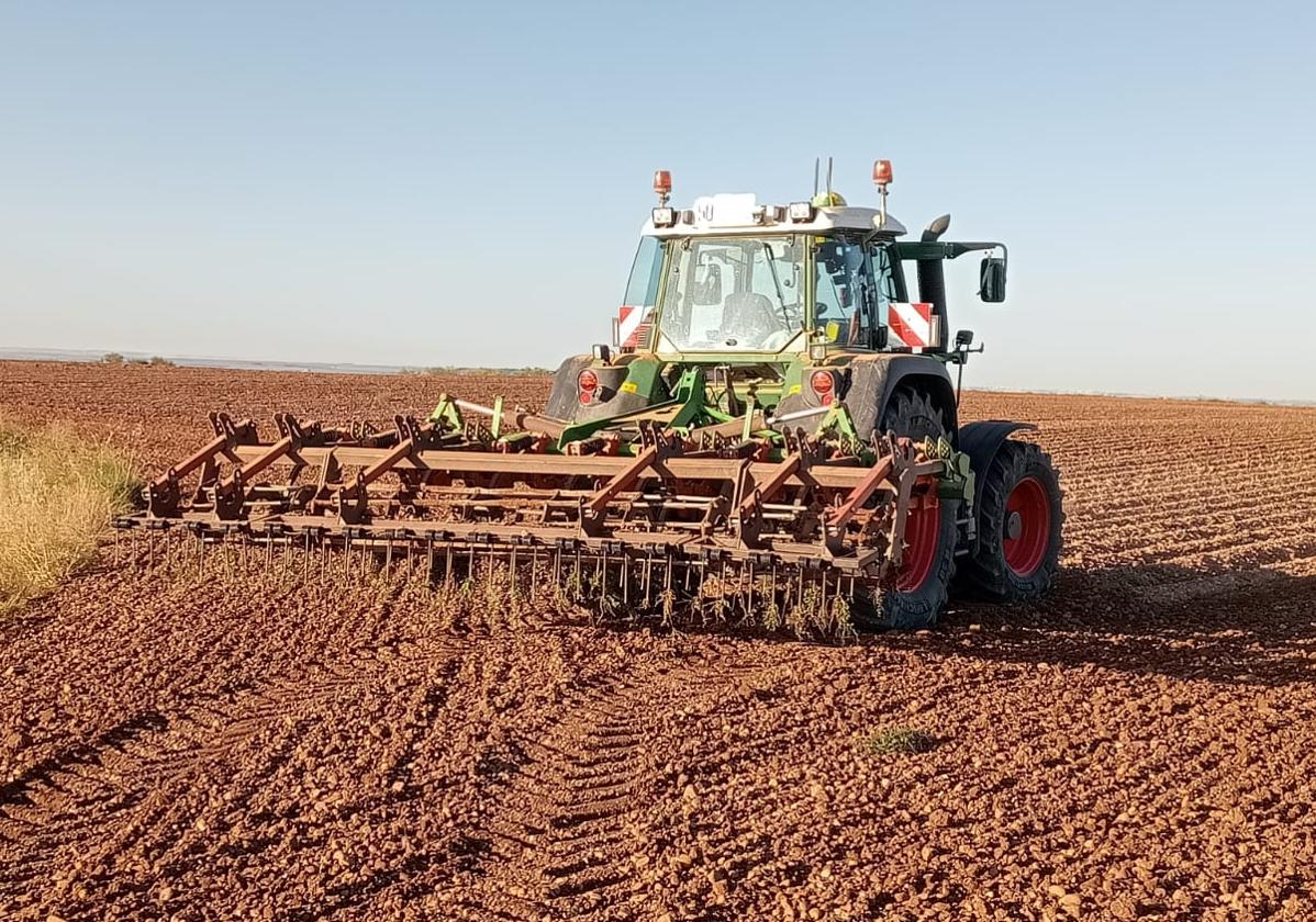 El tractor con el cultivador enganchado, este pasado fin de semana en la localidad vallisoletana de Siete Iglesias de Trabancos.