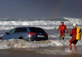 Los palentinos que dejaron su coche flotando en una playa de Santander pagaron una sanción de 350 euros