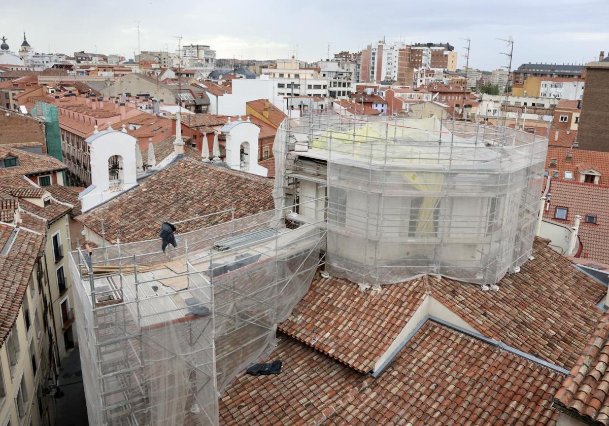 Los andamios cubren el perímetro de la cúpula de la iglesia de la Vera Cruz.