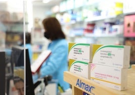 Un expositor en una farmacia con cajas de la píldora anticonceptivas.