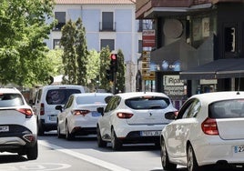 Varios vehículos circulan por el centro de Valladolid.