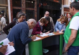 Varias personas se apuntan este lunes para participar en la Marcha contra el Cáncer.