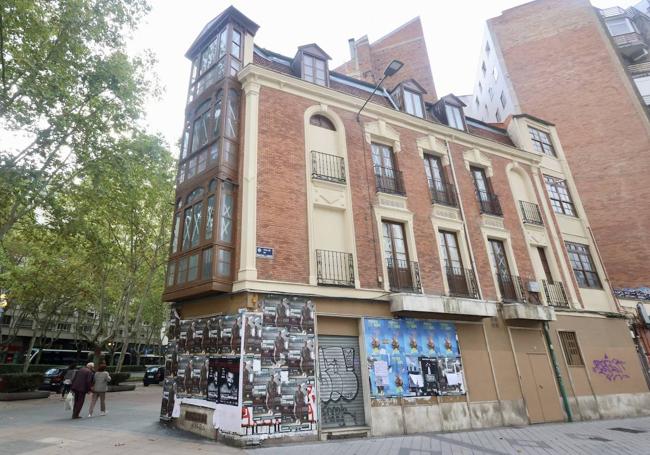 La fachada del edificio desde la calle Magallanes.