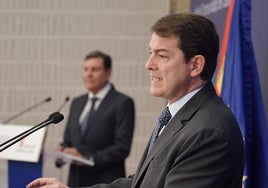 El presidente de la Junta presenta su anteproyecto presupuestario para 2025 en presencia del consejero de Economía y Hacienda.