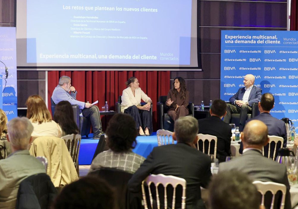 Carlos Aganzo (El Norte), durante la mesa redonda con Guadalupe Hernández (BBVA), Sonia García (Grupo Madison) y Alberto Fossati (Ikea).