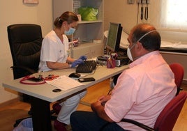 Atención a un paciente en el consultorio médico de Valseca.