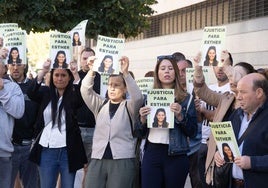 El entorno de Esther López se concentra frente a los juzgados por la declaración de los peritos, el pasado 6 de septiembre.