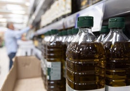 Garrafas de aceite en un supermercado de Valladolid.