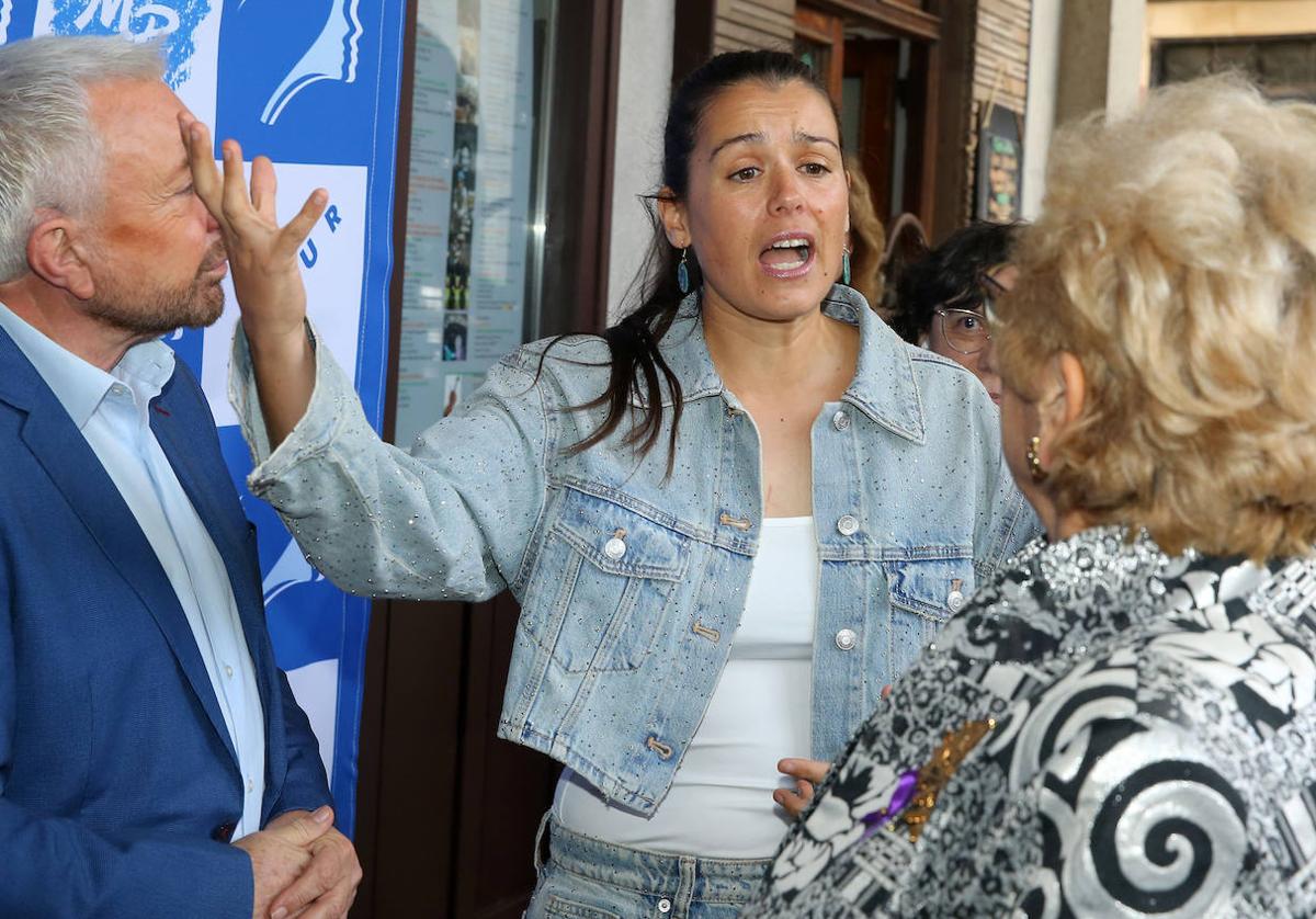 Isabel Aaiún parece cantar junto a Juana Borrego y José Manuel Parada.