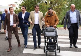 Conrado Íscar, Juan Carlos Suárez-Quiñones, Alfonso Fernández Mañueco y Jesús Julio Carnero, de camino a las viviendas de Puente Colgante con un nuevo inquilino.