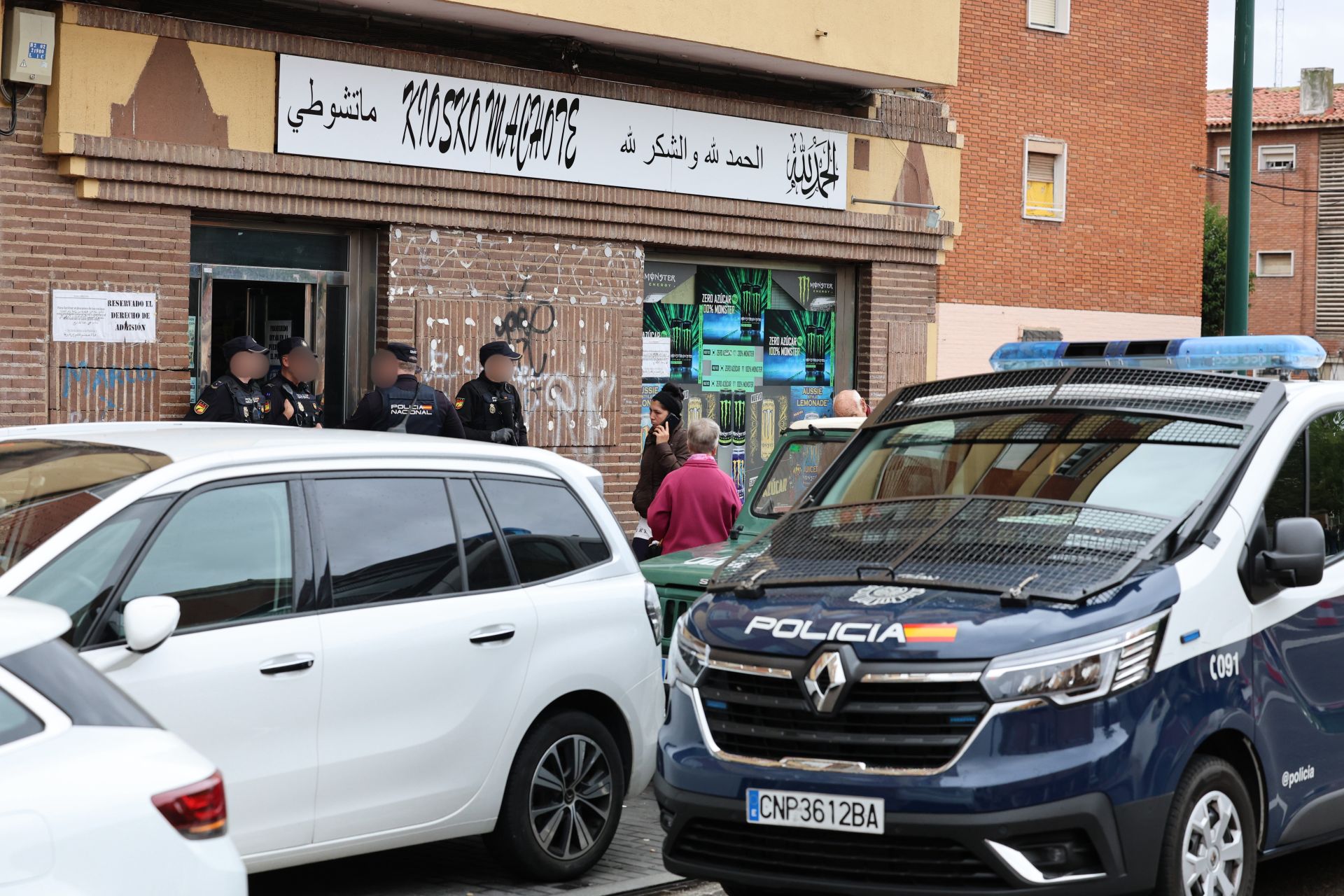 Las imágenes de la detención y el hallazgo de cuchillos en un ultramarinos de Delicias