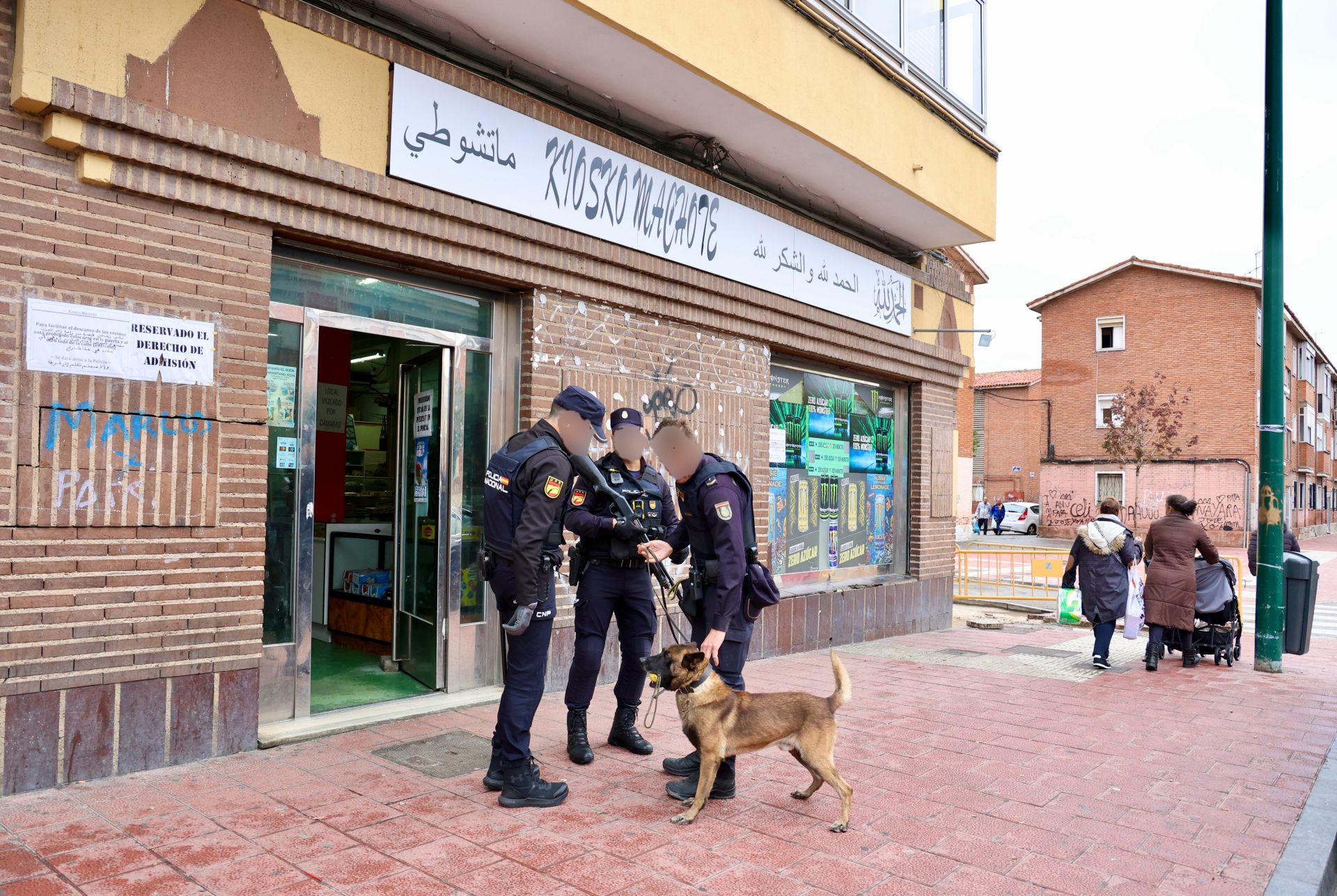 Las imágenes de la detención y el hallazgo de cuchillos en un ultramarinos de Delicias