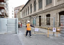 Un operario valla la zona acotada en Veinte de Febrero para trabajar en el lateral del Lope de Vega.