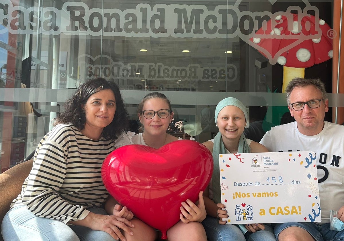 La familia Valverde Martín al salir de la Casa Ronald McDonald