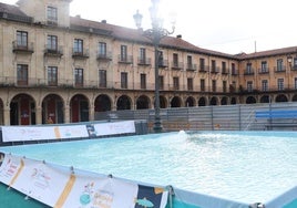 Imagen de las piscinas instaladas en la Plaza Mayor de León.