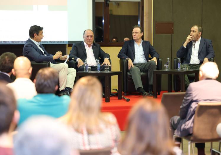 Eduardo Gordaliza, Carlos Moro, Carlos Villar y Vicente Orihuela, en la mesa de debate.