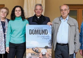 El vicario general, Jesús Fernández Lubiano, muestra el cartel de la campaña del Domund, junto a Esther Cosgaya y José Luis de la Fuente.